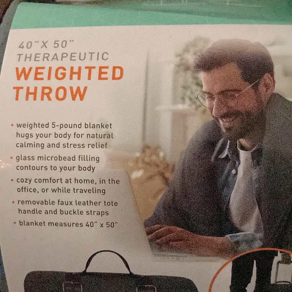 🆕WEIGHTED BLANKET IS 40X50” AND WEIGHS 5 POUNDS. HAS A DETACHABLE TOTE HANDLE